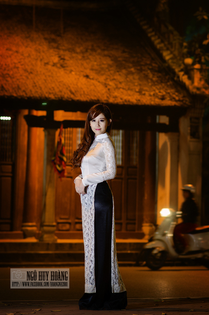 美女自扣